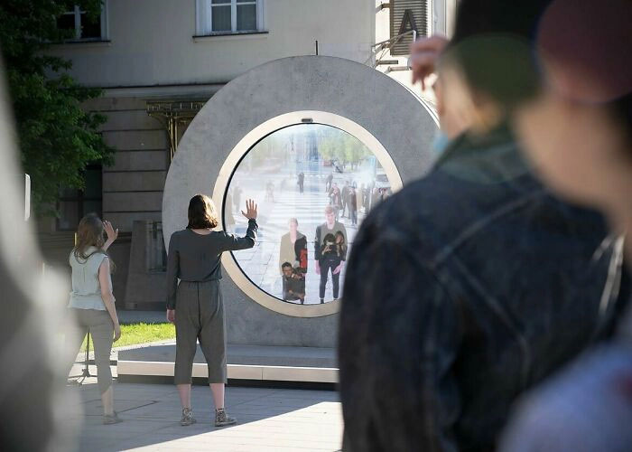 Picture 2 of 'Communication Gate' in science fiction movies appears in Europe