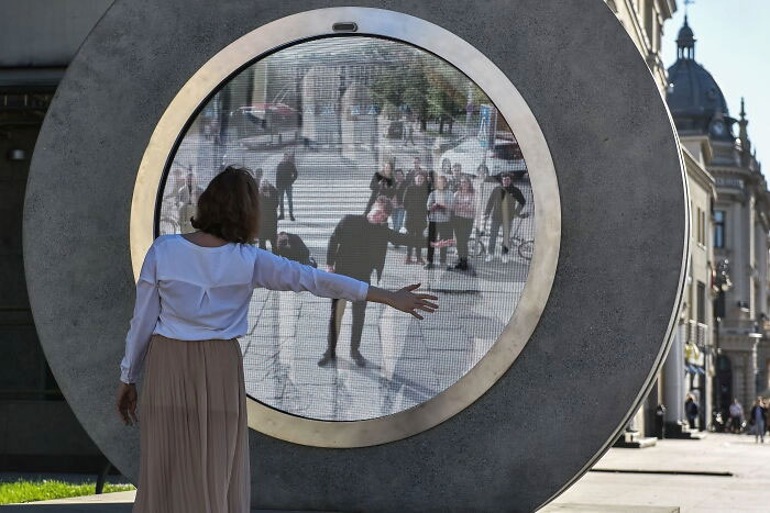 Picture 4 of 'Communication Gate' in science fiction movies appears in Europe