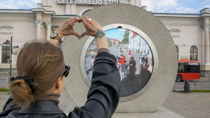 Picture 6 of 'Communication Gate' in science fiction movies appears in Europe