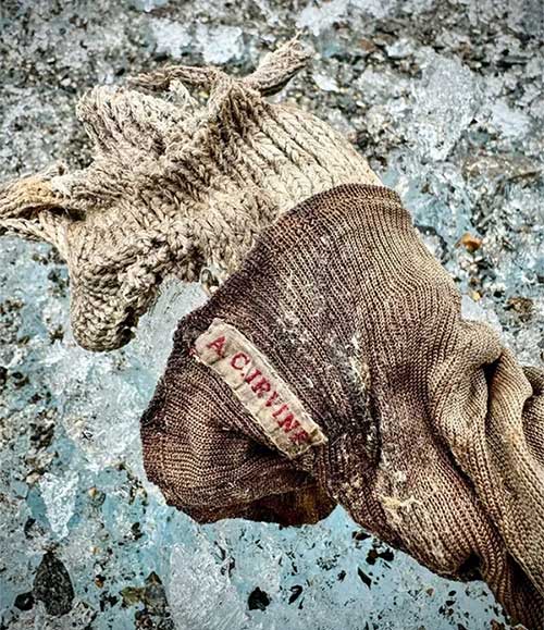 Picture 2 of Dead man's foot on Everest revives 100-year-old mystery