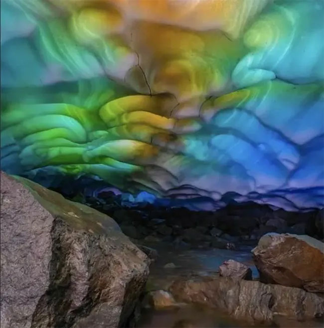 Deadly hidden danger in the 'rainbow ice cave' in the US Picture 1