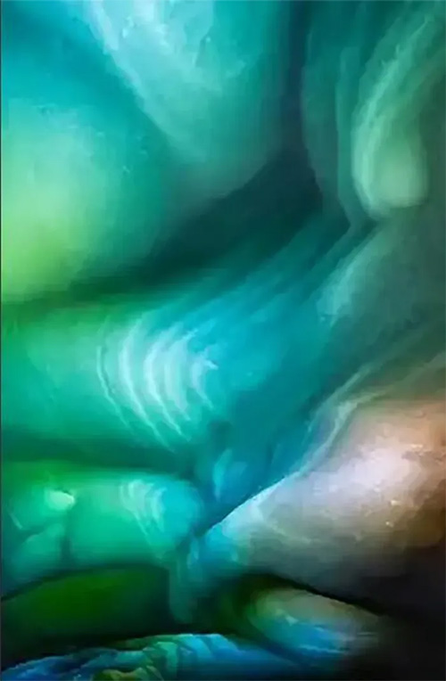 Deadly hidden danger in the 'rainbow ice cave' in the US Picture 2