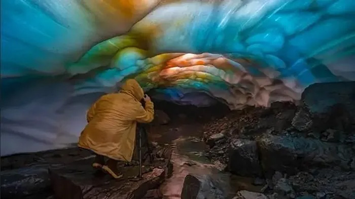 Deadly hidden danger in the 'rainbow ice cave' in the US Picture 3