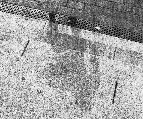 Picture 2 of Decoding the mysterious 'shadow' on the sidewalk, is it a supernatural phenomenon?