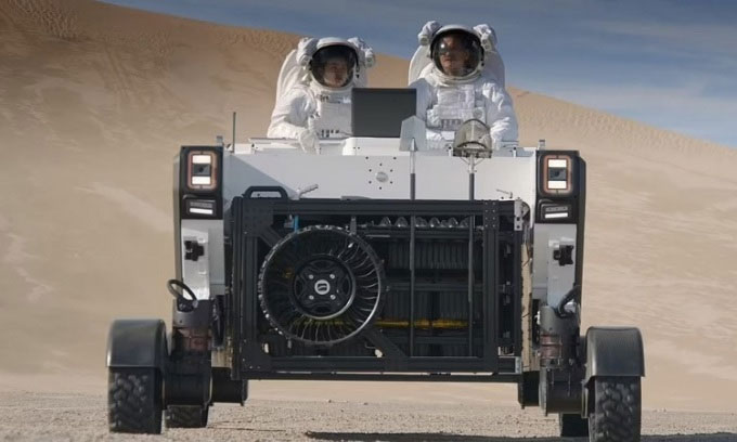 Picture 1 of Development of a multi-purpose truck carrying astronauts on the Moon