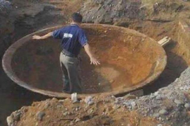 Digging the foundation to build a house, discovering a strange giant artifact Picture 1