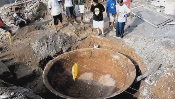 Digging the foundation to build a house, discovering a strange giant artifact Picture 2