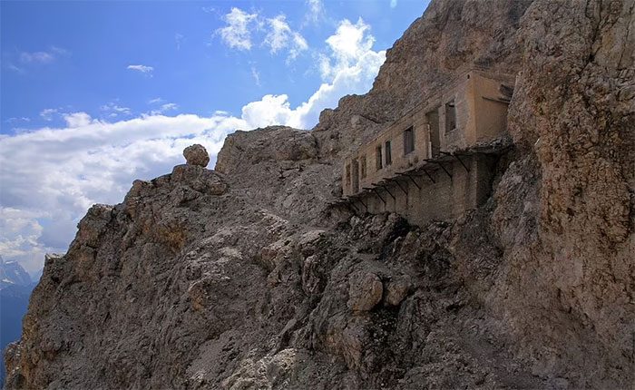 Picture 4 of Discover a unique old house hidden in a mountain