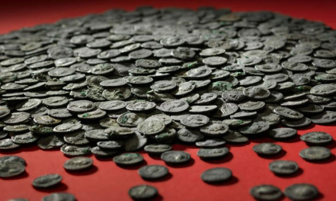 Discovered 'terrible treasure', up to 5,500 ancient coins buried in the river Picture 1