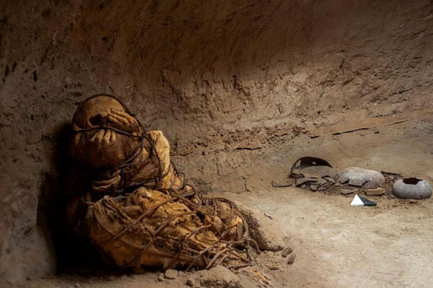 Discovering a thousand-year-old mummy, archaeologists were stunned with a strange posture, the more they looked, the more scared they became Picture 2