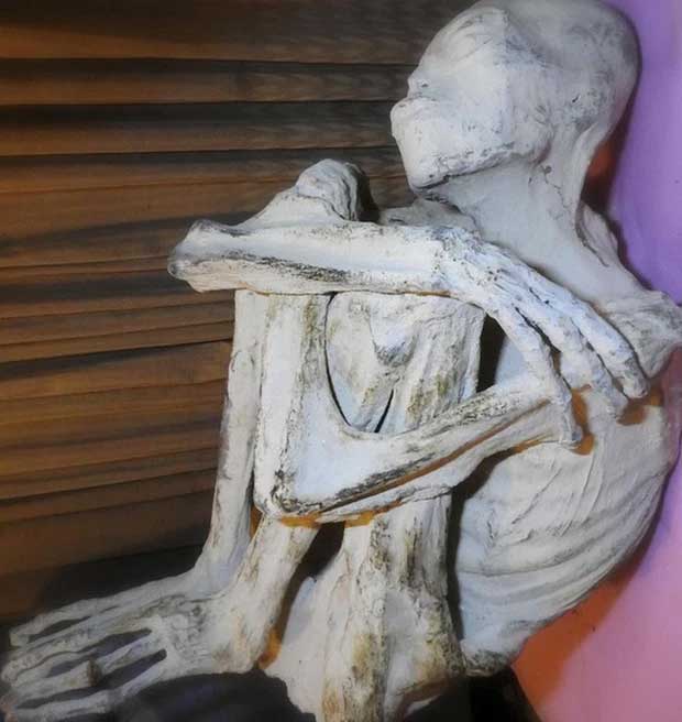 Discovering a thousand-year-old mummy, archaeologists were stunned with a strange posture, the more they looked, the more scared they became Picture 4