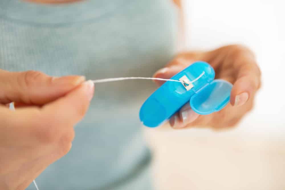 Does flossing contain carcinogens and thinning teeth? Picture 3
