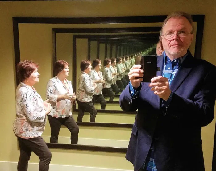 Picture 3 of Does the reflection between two mirrors facing each other last indefinitely?