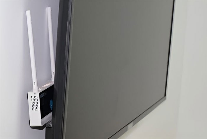 Picture 1 of Don't be foolish to place these things near the Wifi transmitter: It both wastes electricity and causes the network to flicker!