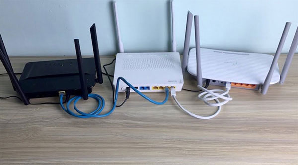 Picture 3 of Don't be foolish to place these things near the Wifi transmitter: It both wastes electricity and causes the network to flicker!