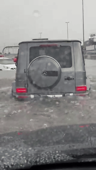 Picture 2 of Dubai suddenly flooded horribly: Supercars floating on the streets, planes 'surfing on the water'
