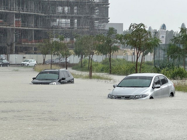 Picture 4 of Dubai suddenly flooded horribly: Supercars floating on the streets, planes 'surfing on the water'