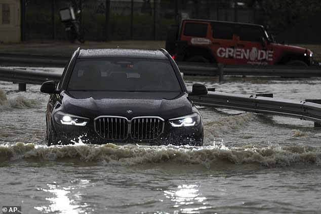 Picture 5 of Dubai suddenly flooded horribly: Supercars floating on the streets, planes 'surfing on the water'