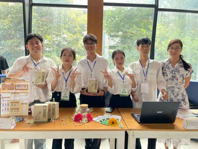 Picture 2 of Duy Tan University students make tea from corn guts