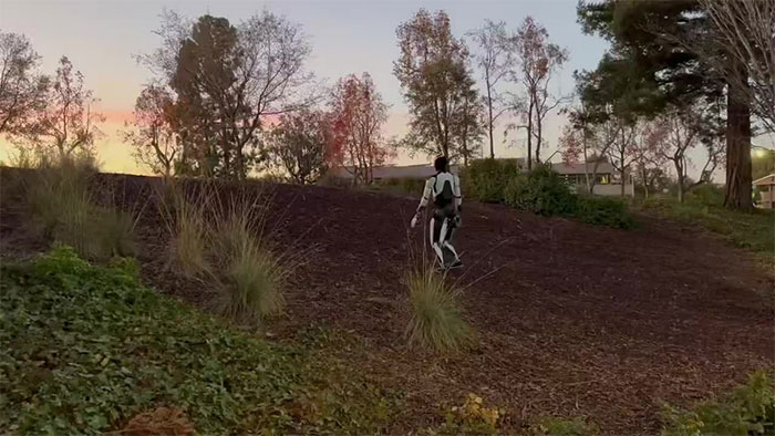 Elon Musk shows off humanoid robot's hill climbing ability Picture 1