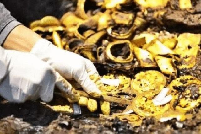 Excavating a 2,000-year-old tomb, overwhelmed to see a ton of golden lions  and countless treasures