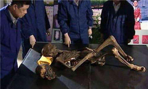 Excavating the tomb, the archaeological team was terrified to see the mummy that had woken up in the coffin. Picture 3