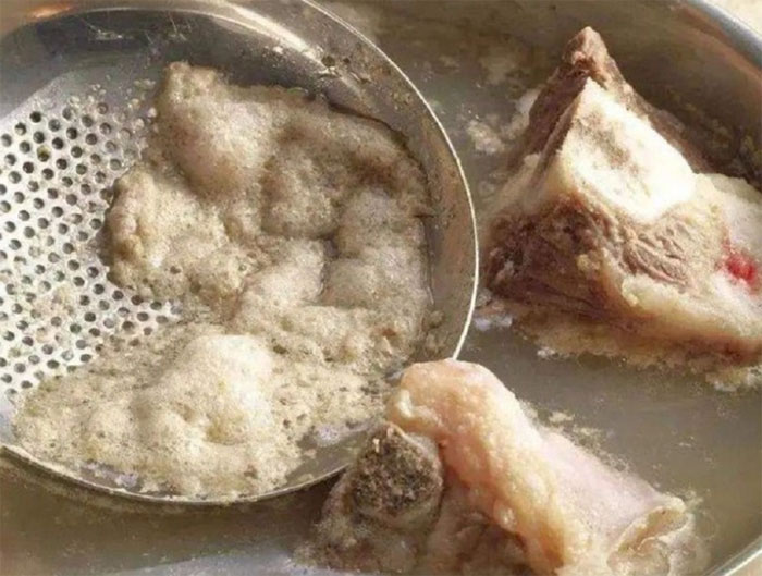 Picture 1 of Experts explain that there are 3 types of foam that need to be removed, and 3 types that should be kept to eat because they are good for your health.