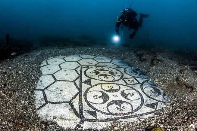 Explore Baia - the ancient Roman city sunk deep under the sea for more than 500 years Picture 3