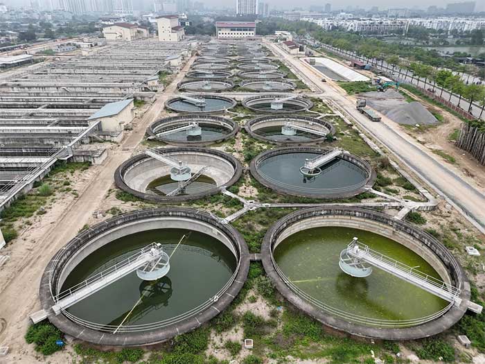 Explore the 'giant' underground sewer line under the To Lich riverbed