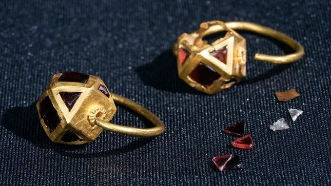Picture 1 of Exquisite gold jewelry of ancient nobility unearthed