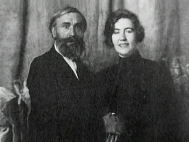 Picture 1 of Falling in love with a Soviet spy, Albert Einstein revealed the secret of developing nuclear weapons