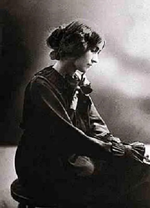 Picture 2 of Falling in love with a Soviet spy, Albert Einstein revealed the secret of developing nuclear weapons