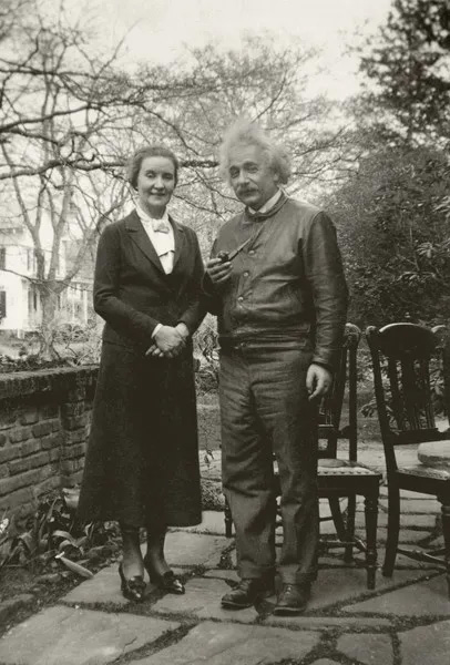 Picture 3 of Falling in love with a Soviet spy, Albert Einstein revealed the secret of developing nuclear weapons