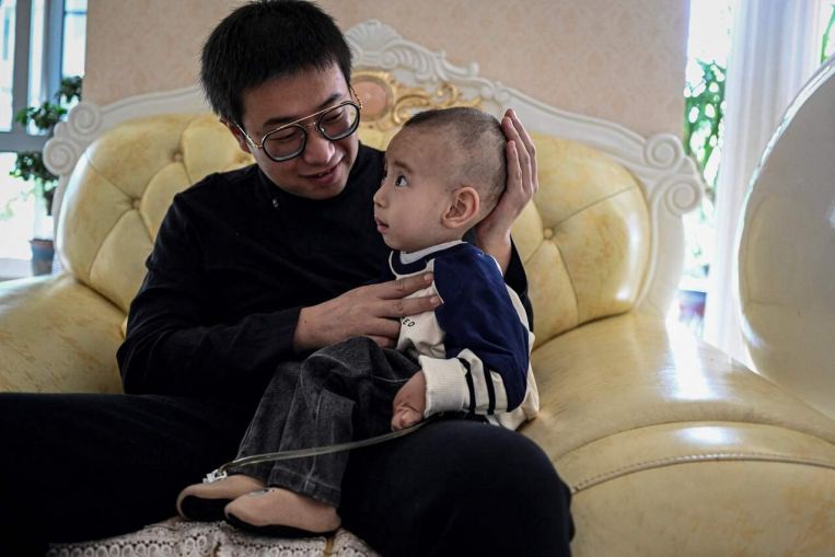Father makes his own medicine to save his terminally ill son in China Picture 1