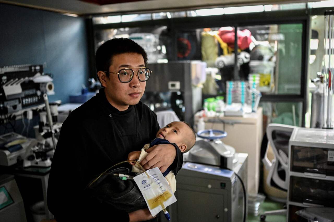 Father makes his own medicine to save his terminally ill son in China Picture 2