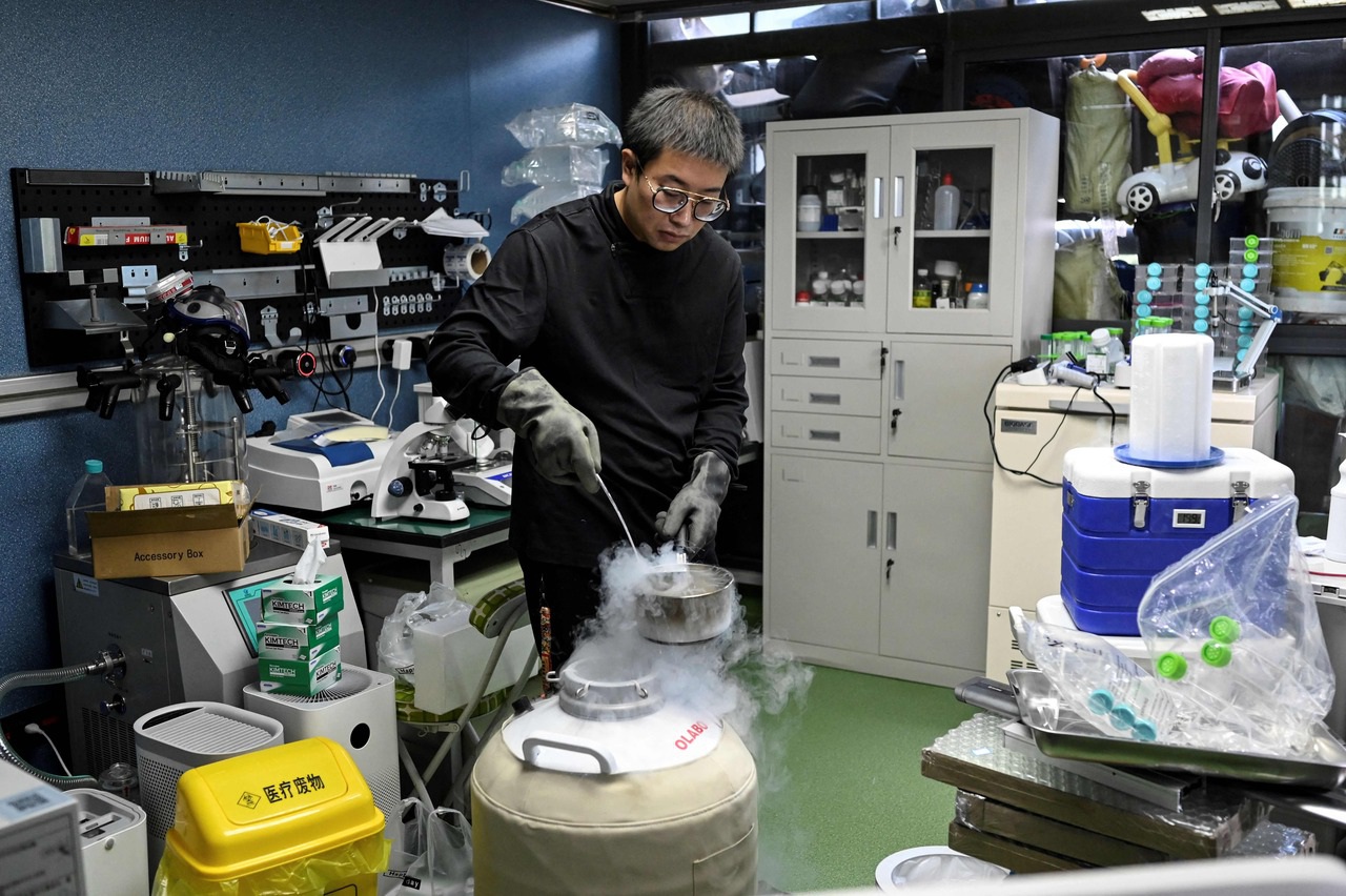 Father makes his own medicine to save his terminally ill son in China Picture 3