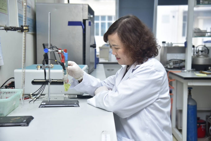 Picture 1 of Female professor researches drug delivery materials to kill cancer cells