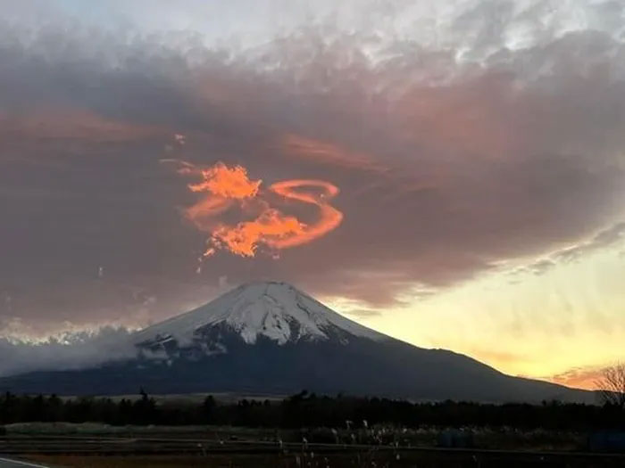 Picture 1 of 'Fire dragon' appeared on top of Mount Fuji (Japan), how can it be explained?