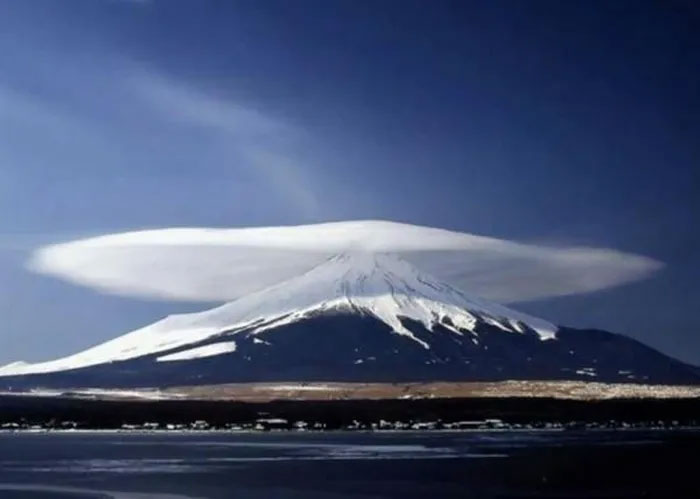 Picture 3 of 'Fire dragon' appeared on top of Mount Fuji (Japan), how can it be explained?