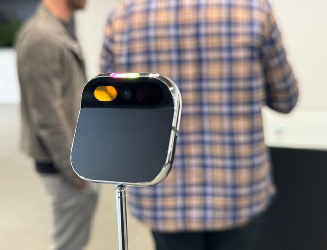 Former Apple Designer Launches AI Device: A Lapel Pin Aims to Overturn the Smartphone World Picture 1