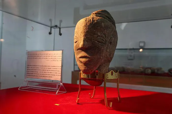 Found an ancient 'treasure', the farmer thought he sold a lot of money and the ending was unexpected Picture 2