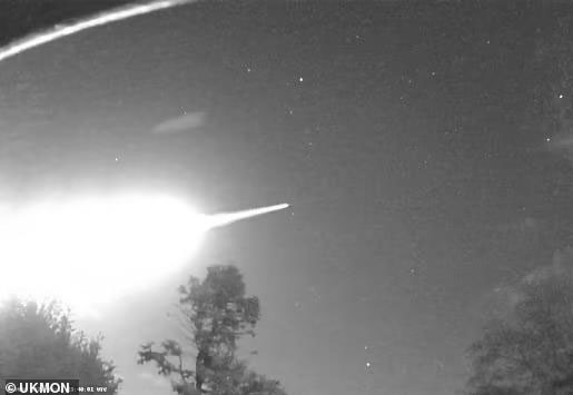 Picture 2 of Giant blue fireball fell from space to England