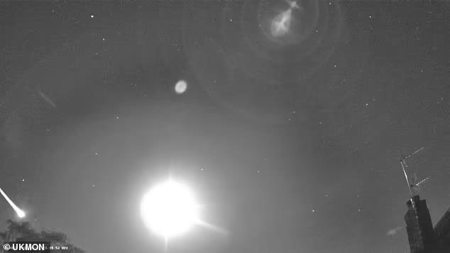 Picture 3 of Giant blue fireball fell from space to England