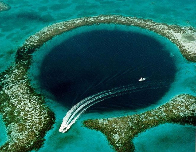 Picture 1 of Giant blue hole discovered: Humans are not capable of exploring yet!