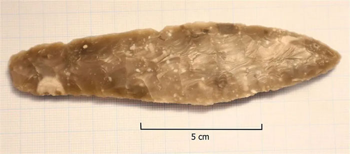 Girl unexpectedly picks up 3,700-year-old knife while playing at school Picture 1