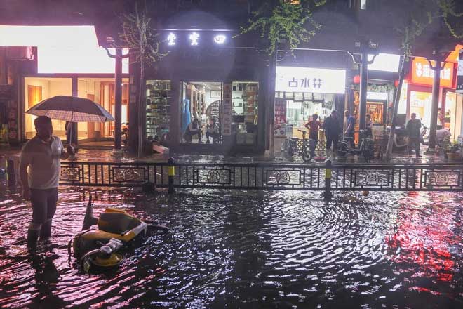Picture 6 of Hail, deadly gusts of wind in China: Apartment and dormitory windows were torn apart, creating a horrifying scene
