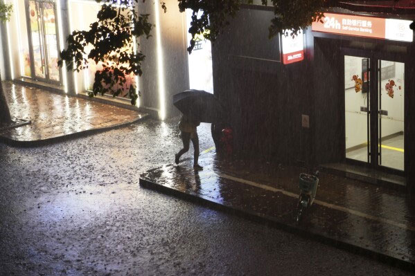 Picture 7 of Hail, deadly gusts of wind in China: Apartment and dormitory windows were torn apart, creating a horrifying scene