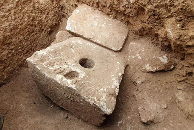 'Horrible' discovery in the manure pit of the richest mansions in Jerusalem 2700 years ago Picture 1