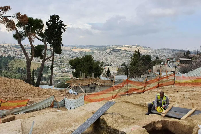 'Horrible' discovery in the manure pit of the richest mansions in Jerusalem 2700 years ago Picture 4