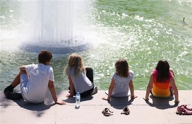 Picture 1 of Hot weather in Europe causes ozone pollution to harmful levels